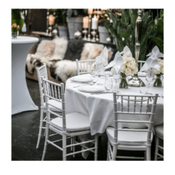 Tiffany/ Chiavari Stuhl mit weissem Sitzpolster - Mobiliar zum Mieten (Bild 1)